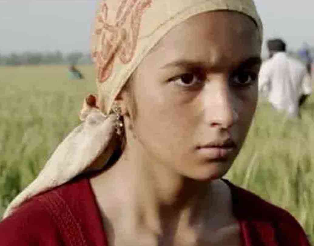 বিহার থেকে কাজের খোঁজে আসা এক মেয়ের চরিত্রে আলিয়া ভট্টকে দেখা গিয়েছিল ‘উড়তা পঞ্জাব’-এ। আলিয়ার মতে, তাঁর সবথেকে কঠিন ফিল্ম ছিল সেটা। আলিয়া বলেন, “আমি হলাম ডিরেক্টর্স অ্যাক্টর। ডিরেক্টরের চিন্তাভাবনাকে কাজে লাগিয়েই ওই রোলটা করেছিলাম।”