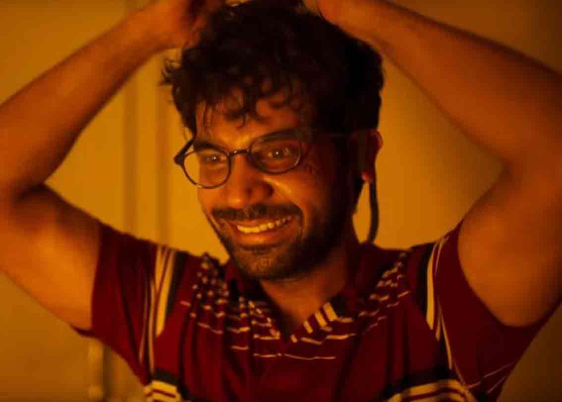 ‘ট্র্যাপড্‌’ ফিল্মে নিজের সবচেয়ে চ্যালেঞ্জিং রোলটা করেছিলেন বলে জানিয়েছিলেন রাজকুমার রাও। ফিল্মটির শুটিংয়ে রাজকুমার তাঁর ‘সার্ভাইভাল জার্নি’ অনস্ক্রিনে দেখাতে কী করেছিলেন জানেন? ২০ দিন ধরে শুধুমাত্র এক কাপ করে কফি ও একটি করে গাজর খেয়ে কাটিয়েছিলেন রাজকুমার!