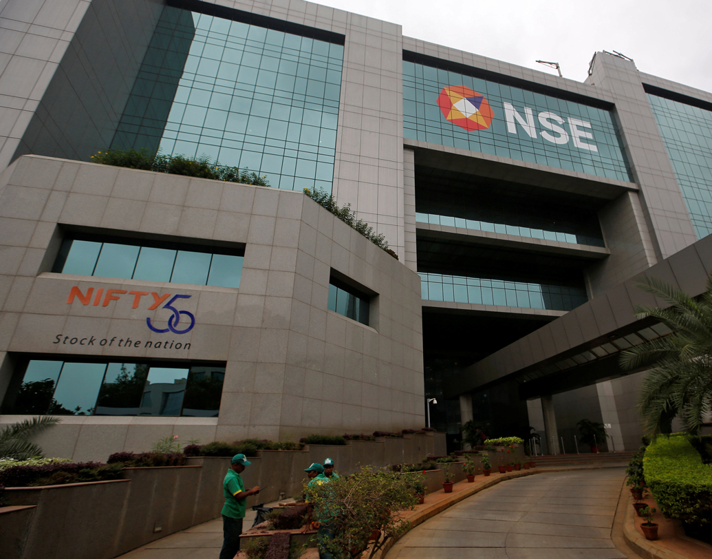 অ্যামটেক অটো, এসান রেরোলে, প্যানোরামিক ইউনিভার্সাল। এই তিনটি সংস্থার শেয়ার কেনা-বেচা নিষিদ্ধ ঘোষণা করেছে বম্বে স্টক এক্সচেঞ্জ ও ন্যাশনাল স্টক এক্সচেঞ্জ।