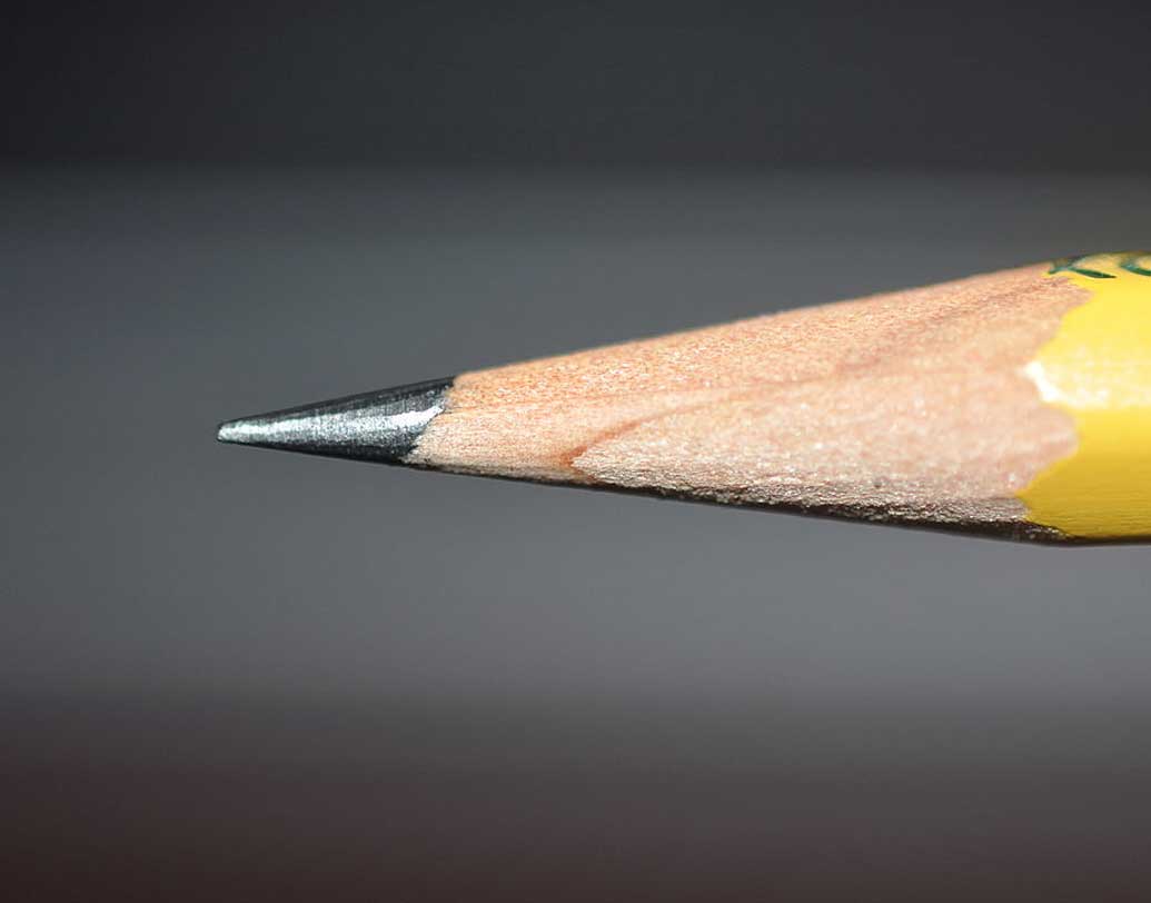 পেনসিলের সবচেয়ে গুরুত্বপূর্ণ অংশ হল এর সিস, যা দিয়ে আমরা লিখি বা আঁকি। গ্রাফাইট আর কাদামাটি দিয়ে তৈরি হয় এটি।