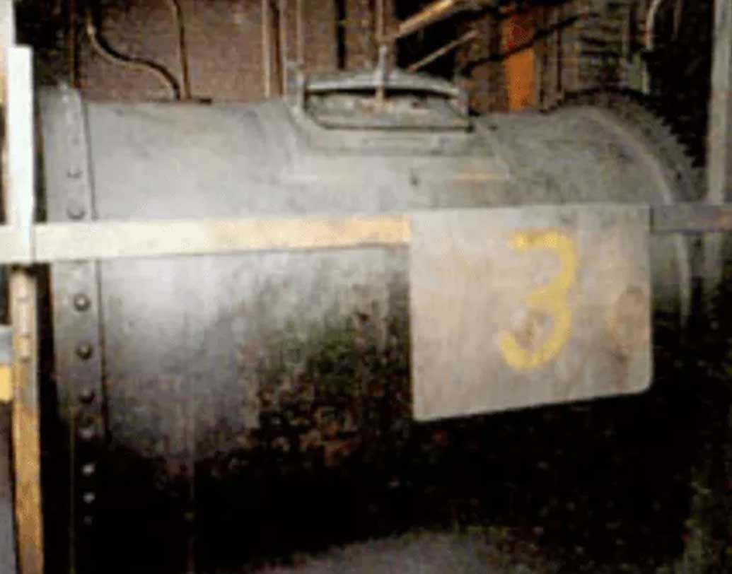 প্রথমে অনেকগুলো গ্রাফাইট খণ্ড আর কাদামাটি নিয়ে সেগুলো একটি বিশালাকৃতির ঘুরন্ত ড্রামে রাখা হয়। ড্রামে থাকে বড় পাথরের টুকরো। যখন ড্রাম ঘোরে তখন পাথরের চাপে গ্রাফাইট-কাদামাটি একেবারে চূর্ণ-বিচূর্ণ হয়ে গুঁড়ো হয়ে যায়। এই গুঁড়োয় জল মিশিয়ে রেখে দেওয়া হয়।