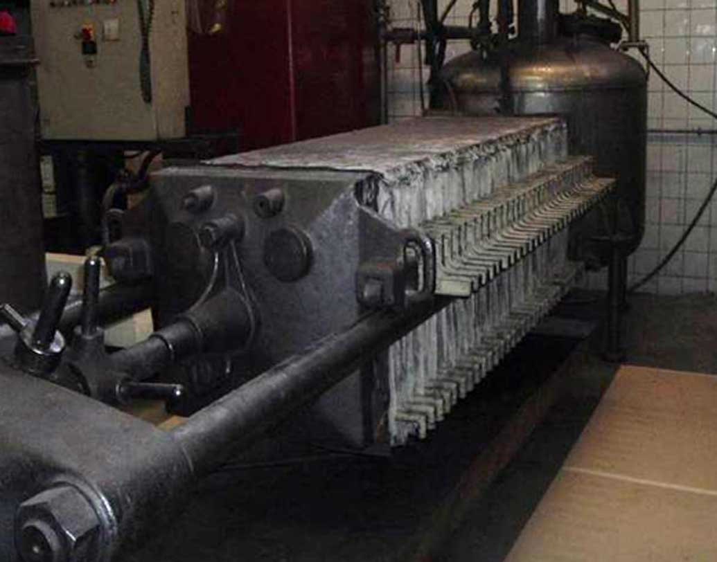 কাদার মতো ওই পদার্থকে চার দিনের জন্য রেখে দেওয়া হয়। কিছুটা শুকনো এই নরম মিশ্রণকে পরে ধাতব নলের ভিতরে রেখে পাতলা রডের আকৃতি দেওয়া হয়