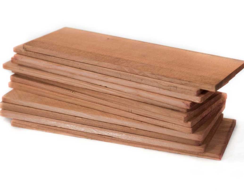 সিডার গাছের কাঠের ব্লক কেটে পাতলা পাতলা অনেকগুলো খণ্ডে ভাগ করা হয় যাকে ইংরেজিতে বলে স্ল্যাট। এগুলো সাধারণ ভাবে ৭.২৫ ইঞ্চি দৈর্ঘ্য, ০.২৫ ইঞ্চি ঘনত্ব ও ২.৭৫ ইঞ্চি প্রস্থের হয়। সংস্থা বিশেষে মাপ আলাদা হতে পারে। স্ল্যাটগুলোকে এরপর কনভেয়ার বেল্টে রাখা হয়।