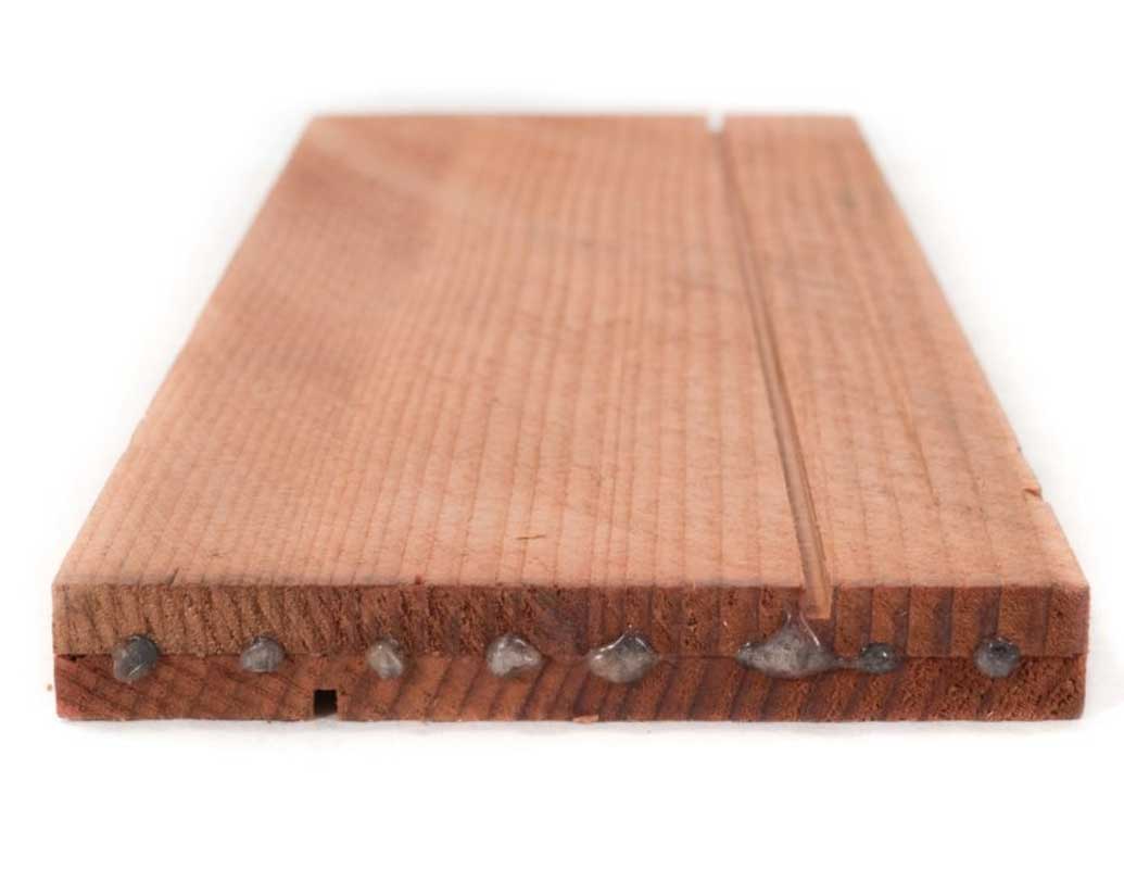 এ ভাবে একটি স্যান্ডউইচ তৈরি হয়। এ সব স্যান্ডউইচকে বেল্ট থেকে তুলে ক্ল্যাম্পের সাহায্যে আটকে রাখা হয়। হাইড্রোলিক প্রেসের সাহায্যে চাপ দেওয়া হয় যাতে বাড়তি আঠা চারপাশ থেকে বেরিয়ে আসে। তখনও স্যান্ডউইচগুলো ক্ল্যাম্পে আটকে রাখা হয় শুকানোর জন্য।