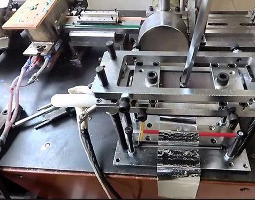 এরপর ব্লক কাটে গ্রুভার মেশিন। দ্রুত ঘুর্ণায়মান স্টিল ব্লেডের সাহায্যে এ গুলোকে বৃত্তাকার অথবা ষড়ভূজাকার করে কাটা হয়।