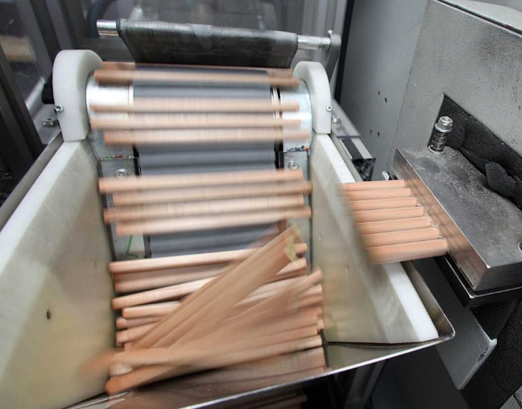 একই যন্ত্রের সাহায্যে প্রতিটি স্ল্যাট থেকে ৬-৯টি পর্যন্ত আলাদা আলাদা পেনসিল কেটে নেওয়া হয়।