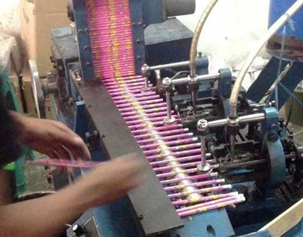 প্রতিটি পেনসিলকে এরপর যন্ত্রের সাহায্যে মসৃণ করা হয়, বার্নিশ করে শুকানো হয়। যতক্ষণ না পেনসিলে কাঙ্ক্ষিত রং ফুটে উঠে ততক্ষণ এ প্রক্রিয়াটি চলতে থাকে।