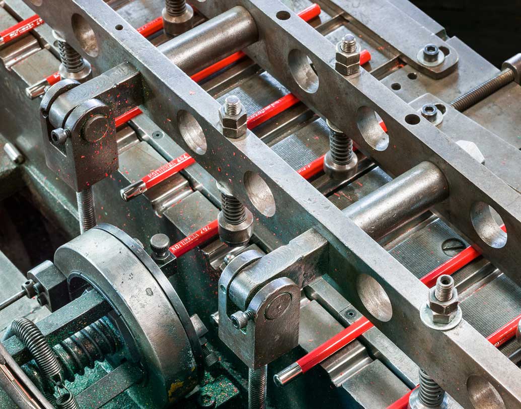 শেষে পেনসিলের পেছনে আঠা অথবা ধাতব কাঁটার সাহায্যে ধাতব কেস লাগানো হয়। কোনও ক্ষেত্রে এর পর কেসের ভিতর রবার বসানো হয়।