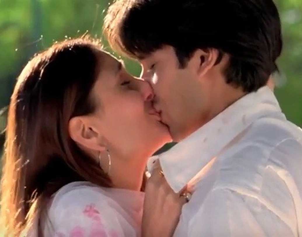 শাহিদ কপূরের সঙ্গে করিনা কপূরের ব্রেক আপের পর তাঁদের চুম্বনের একটি ভিডিয়ো ফাঁস হয়ে যায়। এমএমএসটি আসল না নকল তা নিয়ে জল্পনা চলেছিল।