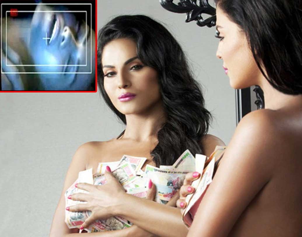 বীণা মালিকের সঙ্গে বিতর্ক ওতপ্রোত ভাবে জড়িয়ে। অভিনেতা রঞ্জন বর্মার সঙ্গে ঘনিষ্ঠ দৃশ্যের এমএমএস ফাঁস হওয়ায় বিতর্ক তৈরি হয়। পরে জানা যায়, সেটি ‘জিন্দেগি ৫০-৫০’ ছবির।