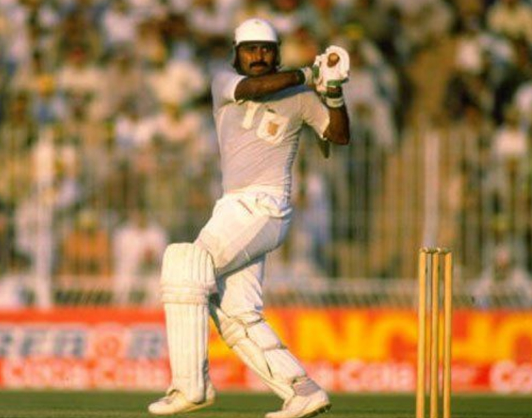 জাভেদ মিয়াঁদাদ: বিশ্বের অন্যতম সেরা ব্যাটসম্যানদের তালিকায় প্রথম দিকে থাকবে মিয়াঁদারের নাম। বিপক্ষের যে কোনও দলের পক্ষেই তিনি আতঙ্কের কারণ। তিনি থাকলে মিডল অর্ডার যে শক্তিশালী হবে তাতে কোনও সন্দেহ নেই।