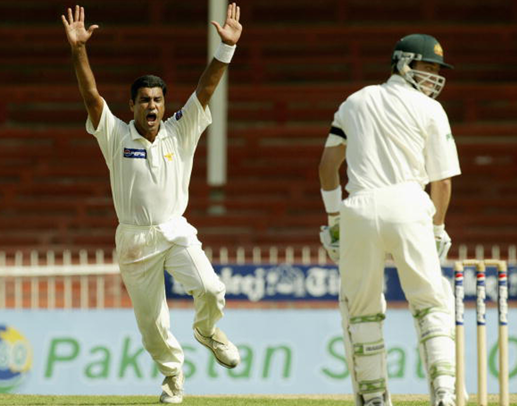 ওয়াকর ইউনিস: আক্রম-ইউনিস জুটির চর্চা শুধু আজকের নয়। এই দুই বিশ্ব কাপাঁনো বোলার বহু দিন পাকিস্তানকে ভরসা দিয়ে এসেছেন। জুটি ইংল্যান্ডের মাটিতে ভয়ঙ্কর হয়ে উঠবেন তাতে কোনও সন্দেহ নেই।