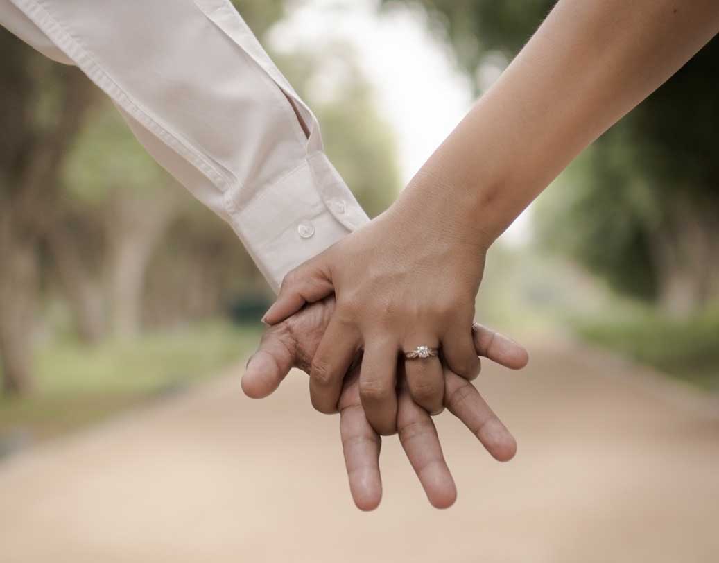 ব্যবহারিক বদল সাধারণত পারিপার্শ্বিক নানা কারণে আসতে পারে। বয়সজনিত বদলের মূলে যেমন তার স্বাধীন চিন্তা-ভাবনা গড়ে ওঠার একটা ছাপ থাকে, তেমনই পড়াশোনা বা নতুন সম্পর্কে জড়িয়ে পড়া, বন্ধুসঙ্গ ইত্যাদি নানা কারণেই তা হতে পারে। এমন হলে সন্তানের সঙ্গে বসুন। তাকে সময় দিন। তার সঙ্গে ভাগ করুন তার সমস্যা। ছবি: শাটারস্টক।