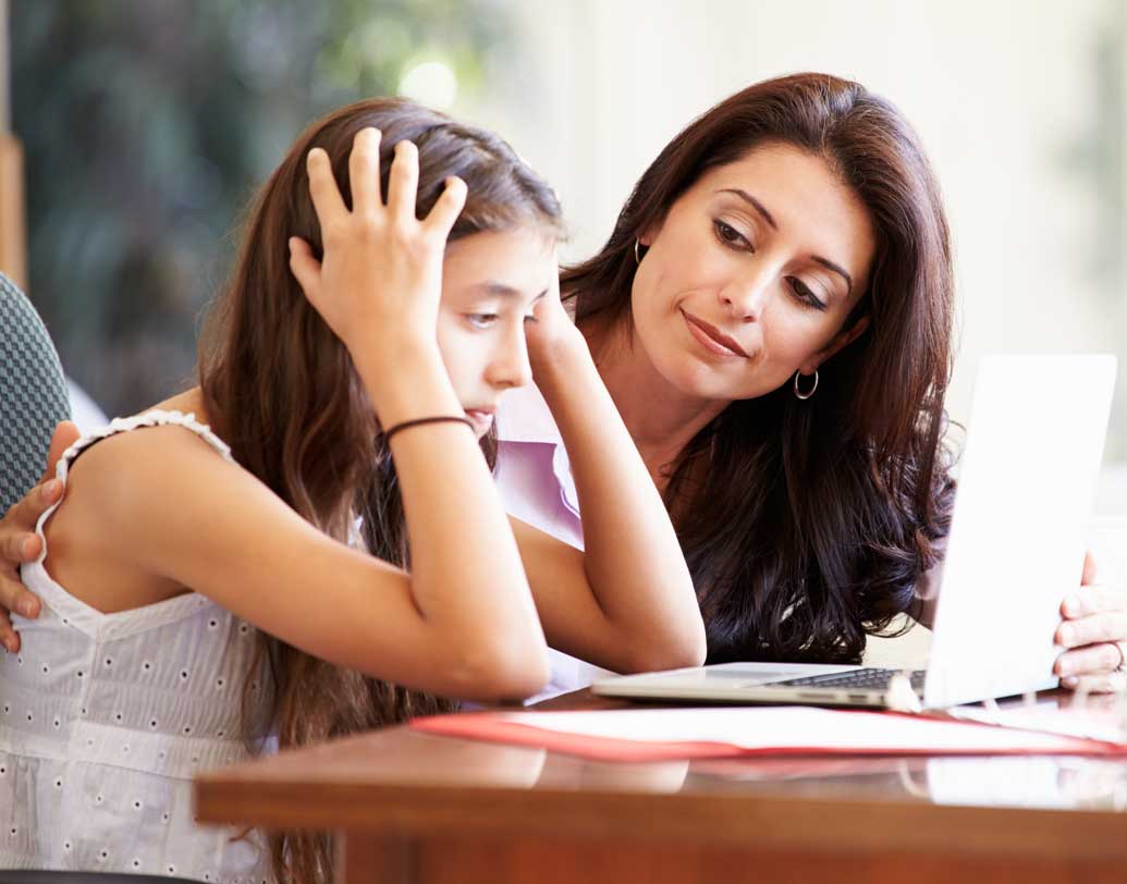 পড়াশোনার জন্য সন্তানকে কি খুব চাপ দিচ্ছেন? এমন যদি করেন, তা হলে এ স্বভাব বদলান। সন্তানের কেরিয়ারের চেয়ে তার জীবন আপনার কাছে গুরুত্বপূর্ণ হওয়াই বাঞ্ছনীয়। মেধা বা বুদ্ধির উপর কারও হাত নেই এই সহজ সত্যি মেনে তাকে উৎসাহ দিন। তাতে বরং সে অনেক সহজ হয়ে বাঁচতে শিখবে। ছবি: শাটারস্টক।