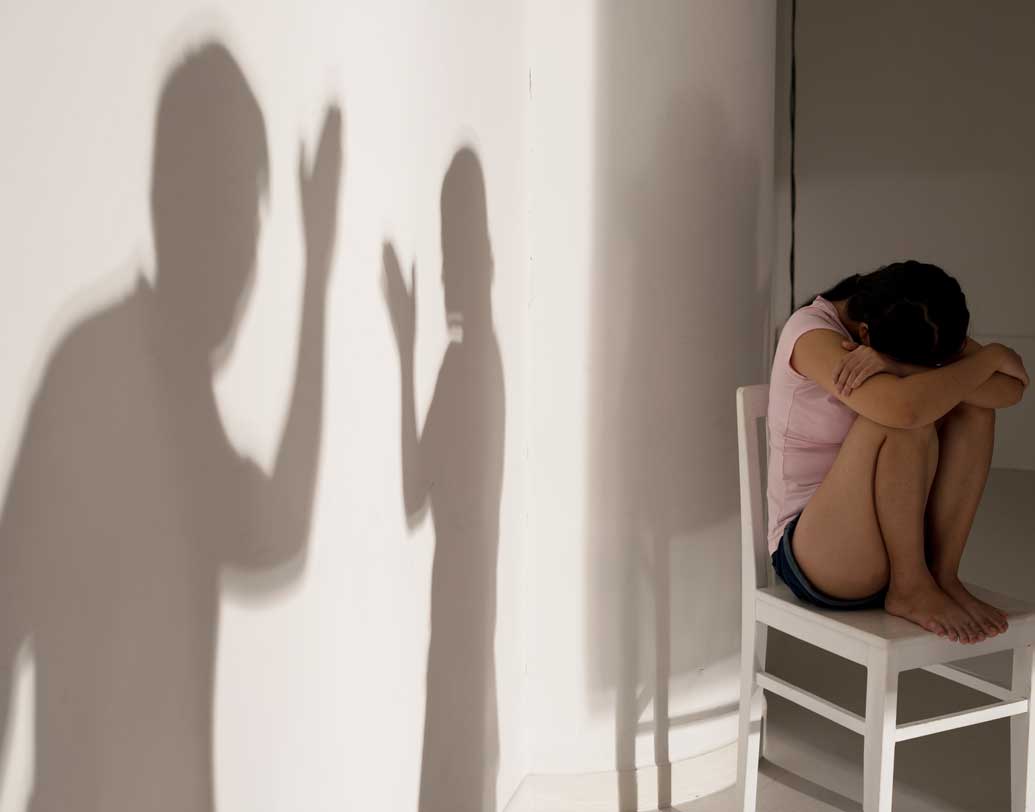 পরিবারের কোনও খারাপ ঘটনার সাক্ষী হতে হয়েছে সন্তানকে? দাম্পত্য বা পারিবারিক কলহের কুপ্রভাব এড়াতে পারে না সে। সেই হতাশার প্রকাশ মূলত শুরু হয়ে যায় টিন এজ থেকেই। তাই তাকে সুস্থ রাখতে আগে নিজেরা ভাল থাকুন। একান্ত তা সম্ভব না হলে নিত্য অশান্তি এড়িয়ে আলাদা থাকুন, কিন্তু তাকে একটা সুস্থ জীবন দিন। ছবি: শাটারস্টক।