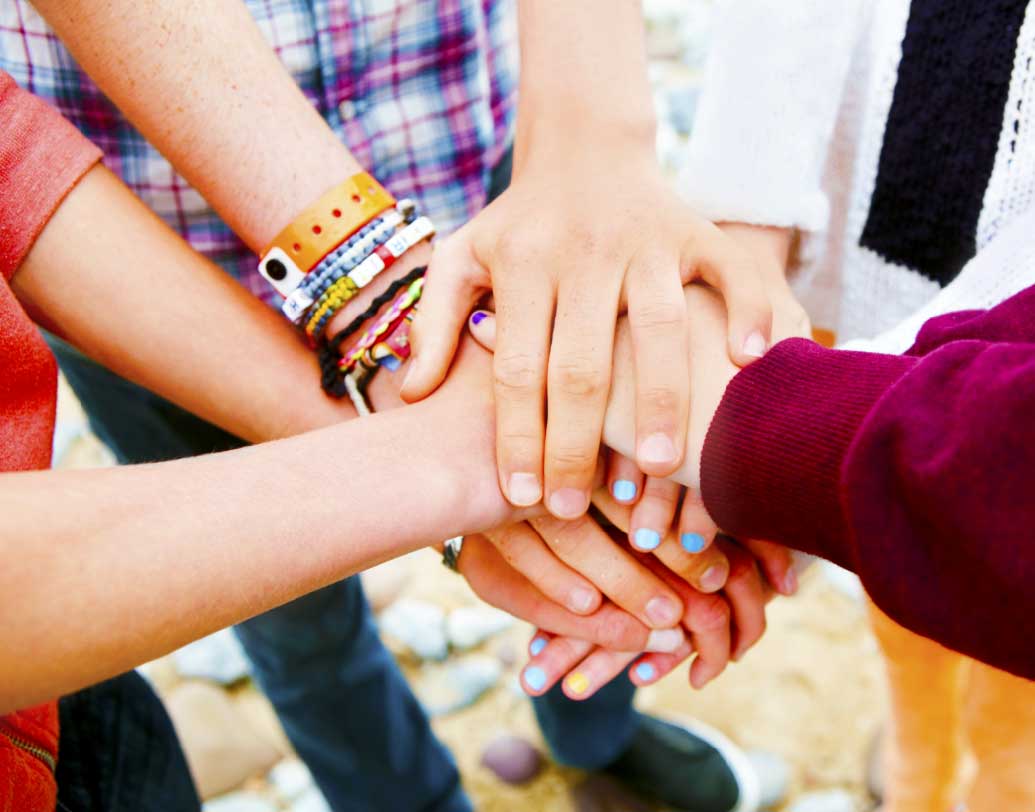 বন্ধুদের সঙ্গে তার মিশতে কোথাও অসুবিধা হচ্ছে কি? তেমন হলে তার সঙ্গে কথা বলুন। যদি দেখেন, এতে তার কোনও ভূমিকা নেই, তা হলে তাকে বোঝান, বন্ধুর সংখ্যা নয়, বরং ভাল মানের বন্ধুর দরকারই বেশি। আর যদি বোঝেন, এতে সন্তানের কোনও ভূমিকা রয়েছে, তা হলে কথা বলুন। প্রয়োজনে নিন চিকিৎসকের পরামর্শ। ছবি: পিক্সঅ্যাবে।