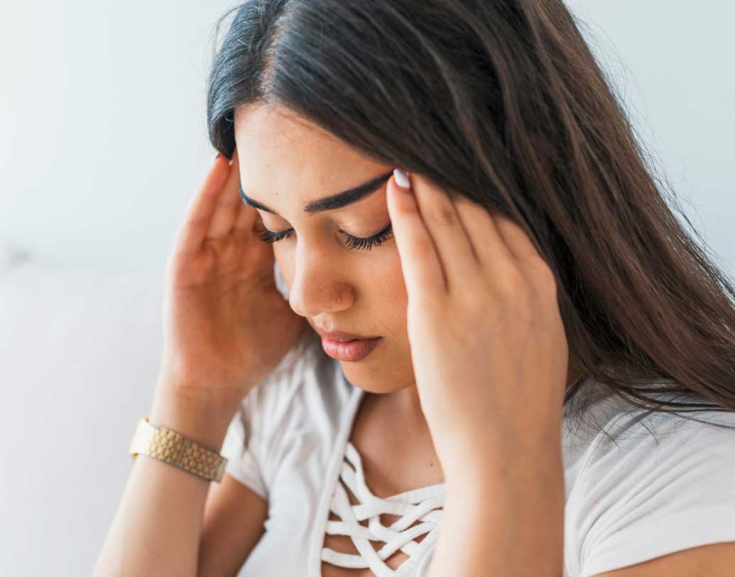 পরীক্ষার রেজাল্ট হোক বা প্রেম— সন্তানকে সব কিছুই খুব বাস্তব ও সহজ ভাবে দেখতে শেখান। ওর উপর অকারণ কোনও চাপ যেমন নিজেরাও দেবেন না, তেমন যে কোনও পরিস্থিতিকে শান্ত মাথায় ও শক্ত মনে মোকাবিলা শিক্ষা দিন ছোটবেলা থেকেই। আপনিও হয়ে উঠুন ওর বন্ধু। তাতে সে ভাগ করতে পারবে সব। হতাশার অবকাশ থাকবে না। ছবি: শাটারস্টক।