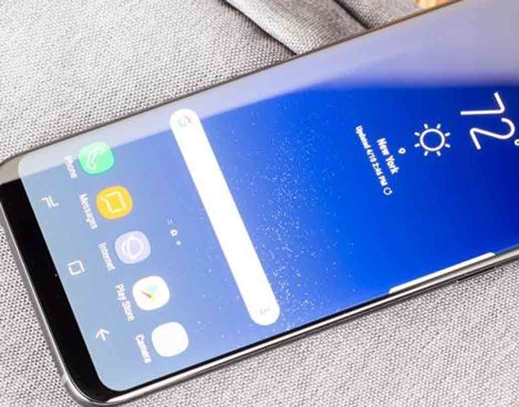 ক্যামেরা: এই ফোনের মাধ্যমে দূরের ছবি দারুণ ভাবে তোলা সম্ভব। ক্যামেরা ১৬+৫ এমপি। ২৪ মেগাপিক্সাল সেলফি ক্যামেরায় ছবি উঠবে খুবই ঝকঝকে।