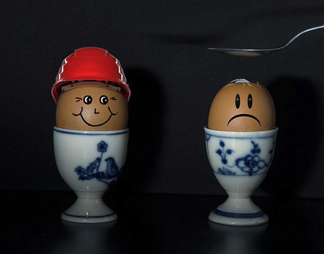 সন্তানকে বাইকে বসিয়ে কোথাও চলেছেন অভিভাবকরা। এ দৃশ্য আমাদের বহুল পরিচিত। কিন্তু তার সঙ্গে আরও যে ছবি হাত ধরাধরি তরে চলে তা হল, শিশুর মাথায় হেলমেট নেই। অথচ, অভিভাবকদের মাথা সুরক্ষিত। এই নিয়ে সরকারি তরফে প্রচারও কম হয়নি। শিশু কি আপনার রকাছে কম আদরের? তাহলে? আজই হেলমেট দিন তাকে। ছবি: পিক্সঅ্যাবে।