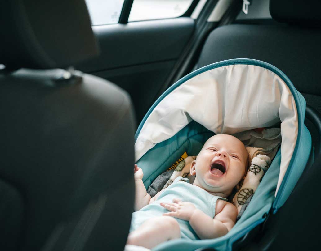 অনেক সময় দেখা যায় শিশুকে পার্কিং লটে গাড়ির মধ্যে চাবি বন্ধ করে রেখেই কোনও কাজ সারতে মা-বাবা গাড়ি থেকে নামেন। এই ফাঁকে শপিংও করে নেন অনেকে। গাড়িতে কিন্তু কোনও কারণে আপনার সন্তান অসুস্থ বোধও করতে পারে, এসি বন্ধ থাকায় বদ্ধ গাড়িতে তার শ্বাস প্রশ্বাসের সমস্যাও হতে পারে। কাজেই সঙ্গে নিয়ে যান সন্তানকে। ছবি: শাটারস্টক।