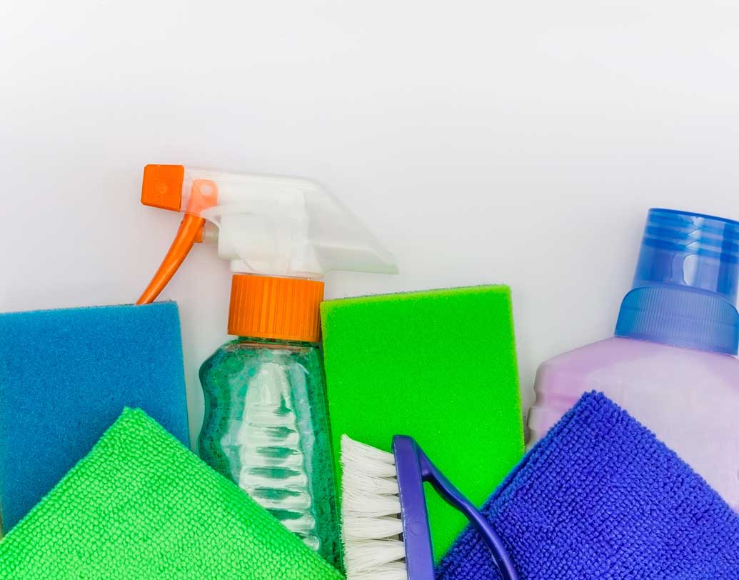 বাড়ির কীটনাশক, সংসারের প্রয়োজনীয় ধারালো অস্ত্র, রাসায়নিক জিনিসপত্র শিশুর হাতের নাগালে রাখেন? আপনার ক্ষণিকের অন্যমনস্কতায় শিশু অনায়াসে মুখে পুরে দিতে পারে সে সব অথবা রক্তাক্ত হতে পারে ধারোলো অস্ত্রে। তাই সতর্ক হোন। বাড়ির মেঝেও রাখুন পরিষ্কার। যাতে কোনও কিছু তুলে মুখে দেওয়ার সুযোগ না থাকে। ছবি: শাটারস্টক।