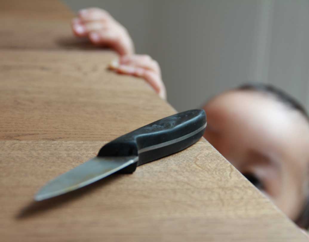 বাড়িতে সব্জি কাটার ধারালো ছুরি বা বঁটি কাজ সেরেও আমরা ঠিক জায়গায় রাখি না। আরও কিছু হাতের কাজ সেরে একেবারে গোছগাছ করি। বরং কাটাকুটি সেরেই  শিশুর নাগালের বাইরে রাখুন সে সব। যে সময়টা আপনি ব্যস্ত, তখন শিশুর দেখভালের জন্য কেউ থাকলেও শিশুর দৌরাত্ম্যের কারণেও ঘটতে পারে বিপদ। তাই সতর্ক থাকুন। ছবি: শাটারস্টক।