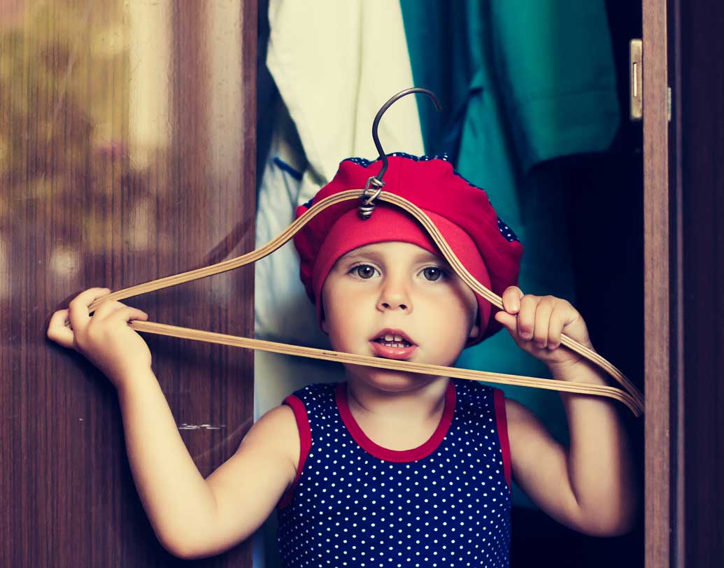 ঘরে শিশু থাকলে মেক আপ বক্স ও জামা-কাপড়ের আলমারি তালা বন্ধ রাখুন। এমনিতেই বড়দের পোশাক ও সাজগোজের জিনিসের প্রতি একটা আলাদা কৌতূহল থাকে সন্তানদের। আপনার অনুপস্থিতিতে সেই কৌতূহলই ডেকে আনতে পারে বিপদ। জামা-কাপড় পরতে গিয়ে গলায় ফাঁস লেগে যেতে পারে, মেক আপের কেমিক্যালও গলায় চলে যেতে পারে শিশুর। ছবি: শাটারস্টক।