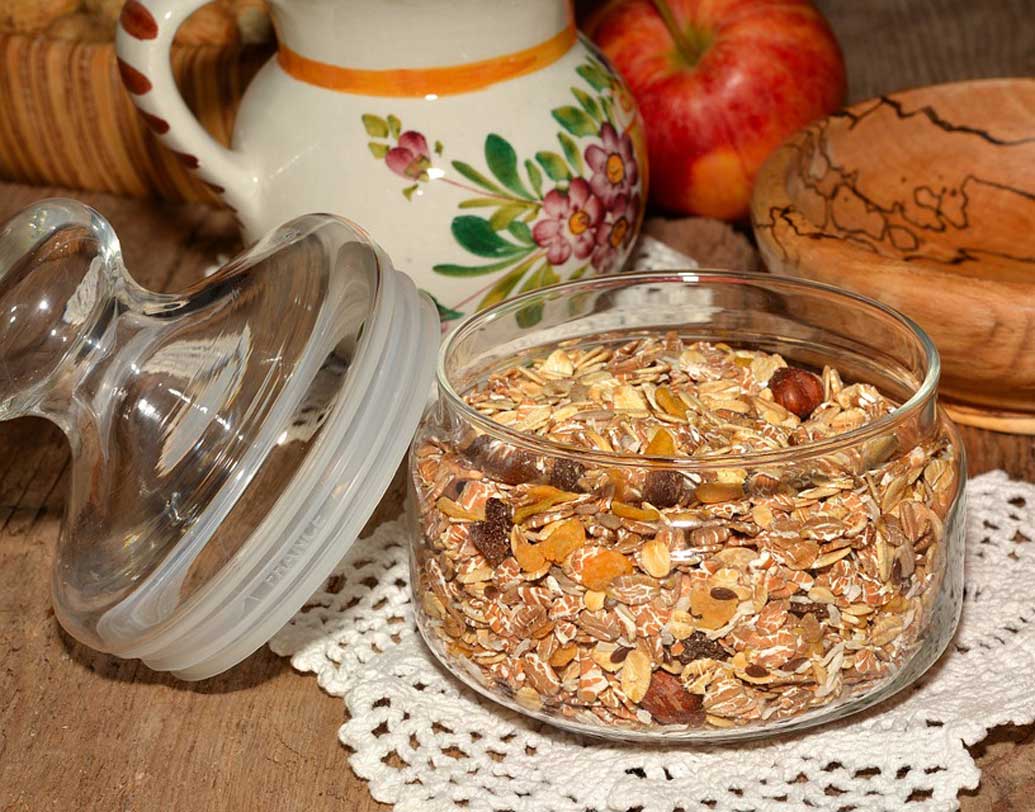 পুষ্টিবিদদের মতে, গাড়ি নিয়ে বেরলে যেমন ভাল করে তেল ভরে বেরনো উচিত, শরীরেও তেমনই মেদ ঝরানো পুষ্টিগুণের খাবার ভরে নিতে হবে দিনের শুরুতেই। তাই ব্রেকফাস্টে থাক ওটস। এতেই কমবে মেদ। ১০০ গ্রাম ওটসে রয়েছে প্রায় ১৭ গ্রাম প্রোটিন। দক্ষিণ-ভারতের এই খাবার যেমন পেট ভরায় তেমনই শরীরে জমতে দেয় না মেদ। ছবি: পিক্সঅ্যাবে।