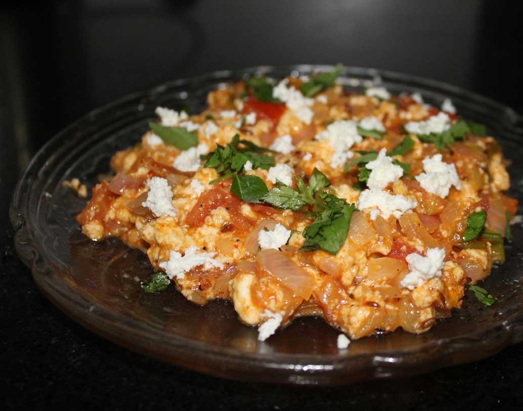 মেদ ঝরাতে পনির আপনার খাদ্যতালিকার অন্যতম উপাদান হওয়া উচিত। ফুল ক্রিম নয়, বরং ক্রিমলেস, ডাবল টোনড দুধের পনির কিনুন। আপনার চলপেটের চর্বি কমাতে প্রোটিন এবং ক্যালসিয়াম সমৃদ্ধ পনির অত্যন্ত কার্যকর। ডিম ও পনির দিয়ে ব্রেকফাস্টে তাই বানিয়ে ফেলুন পনির ভুর্জি। নিজস্ব চিত্র।