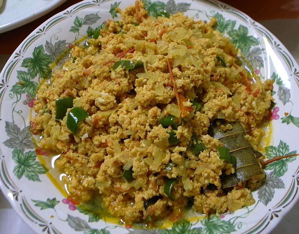 ডিম এমন এক খাবার যা আপনার শরীরের প্রয়োজনীয় পুষ্টিগুণ তো দেয়ই, এমনকি, দুধের মতো ডিমের কুসুমকে সুষম আহারের পর্যায়েও ফেলেন অনেক চিকিৎসক। তবে শুধু সিদ্ধ ডিমে পেট ভরে না। তাই সিদ্ধ ডিম কুচিয়ে তাতে সামান্য পিঁয়াজ, লঙ্কা ও টম্যাটো ও হালকা মশলা মিশিয়ে বানিয়ে ফেলুন ডিম ভুজিয়া। নিজস্ব চিত্র।