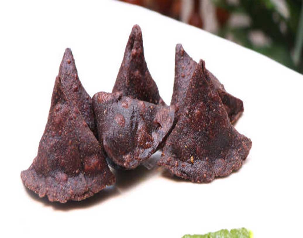 ময়দার লুচি বা পরোটা নয়, বরং রাগি ব্যবহার করুন ময়দার বদলে। রাগি মেদ তো ঝরায়ই, এ ছাড়া পুষ্টিগুণও ময়দার চেয়ে অনেক বেশি। পুষ্টিকর রাগির সিঙাড়া বানিয়ে ফেলুন বাড়িতেই। ভিতরে দিতে পারেন শশা, কাজু, মটরশুঁটি, ছানা দিয়ে বানানো পুর। নিজস্ব চিত্র।