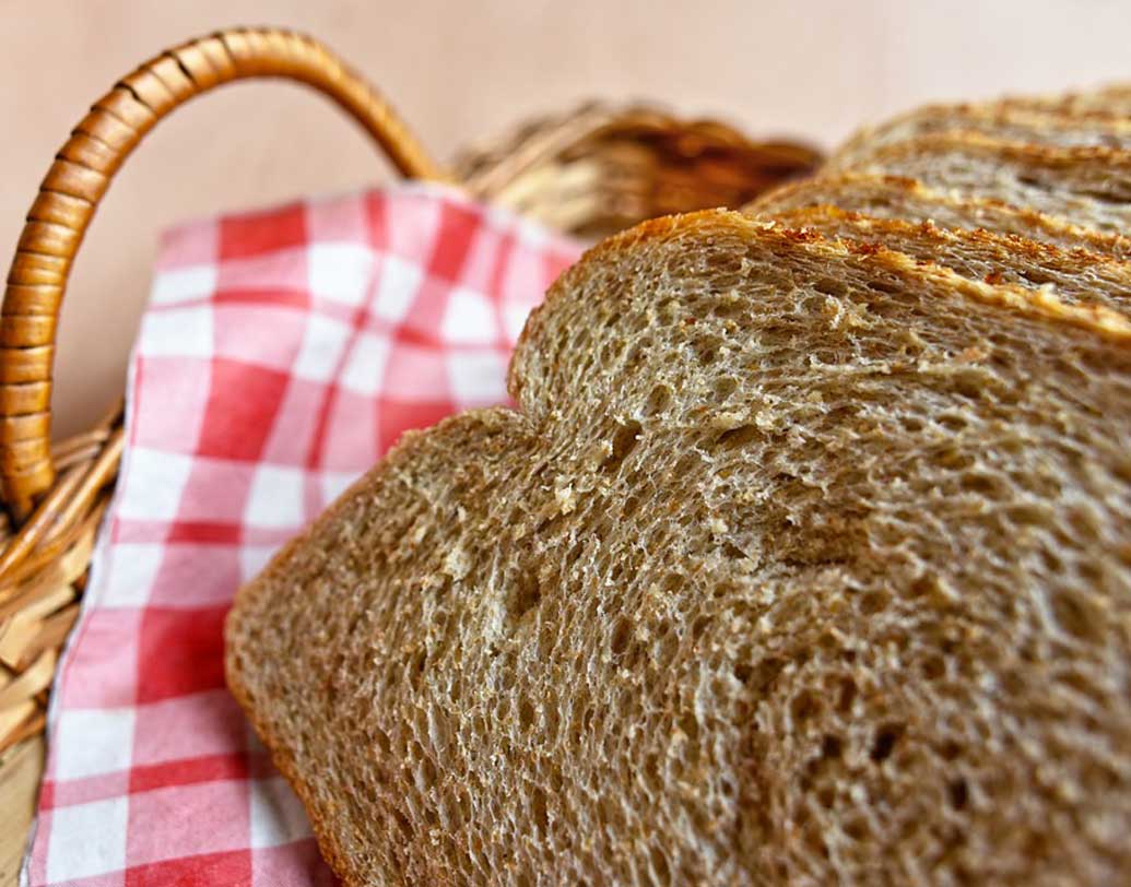 ব্রাউন ব্রেড রাখুন ব্রেকফাস্টের তালিকায়। এর ফাইবার ময়দার পাউরুটির চেয়ে অনেক বেশি এবং শরীরে দ্রবণে সহায়ক শর্করার জন্ম দেয়। ফলে মেদ জমে না একেবারেই। ভাল ফল পেতে লো ফ্যাট মাখন বা গ্রিন টি-এর সঙ্গে রাখুন আটার পাঁউরুটি। ছবি: পিক্সঅ্যাবে।