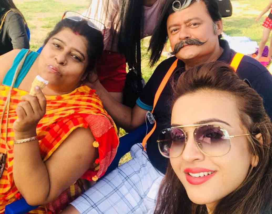 উজবেকিস্তানে ধরা পড়লেন খরাজ মুখোপাধ্যায়। সঙ্গে দুই বউ! ম্যানেজ করছেন কী করে?