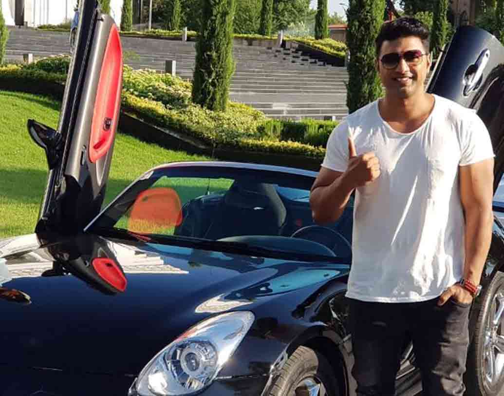 গল্পে গোলযোগ। আর তাই ‘হইচই আনলিমিটেড’। দেবের প্রযোজনায় নতুন ছবি।