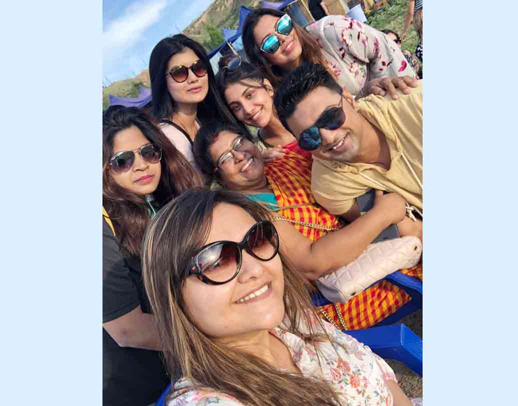 পরিচালক অনিকেত চট্টোপাধ্যায় বললেন, “এই ছবির মধ্যে কোনও সিরিয়াস এলিমেন্ট নেই। পুরো হাসির ছবি।”