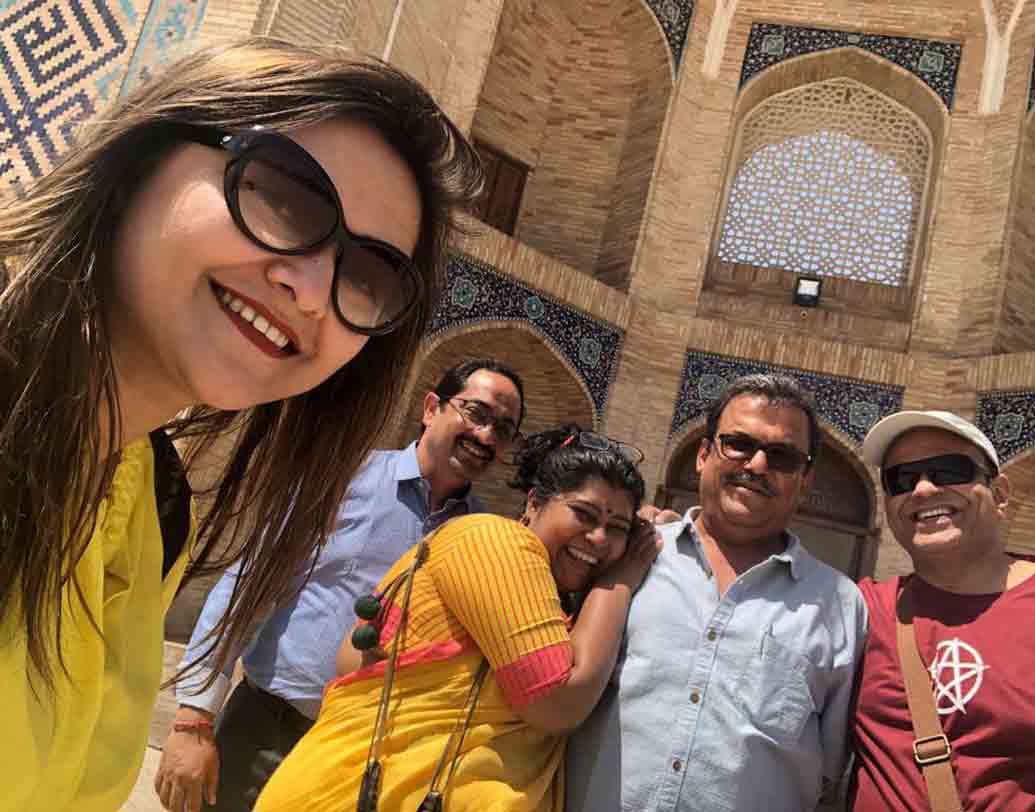 খরাজ মুখোপাধ্যায় রয়েছেন প্রোমোটারের ভূমিকায়। যাঁর রয়েছেন দু’জন স্ত্রী। একজন মানসী সিংহ এবং অন্য জন কনীনিকা বন্দ্যোপাধ্যায়। শাশ্বত চট্টোপাধ্যায় থাকছেন ফ্লাইট লেফ্টেন্যান্টের চরিত্রে।