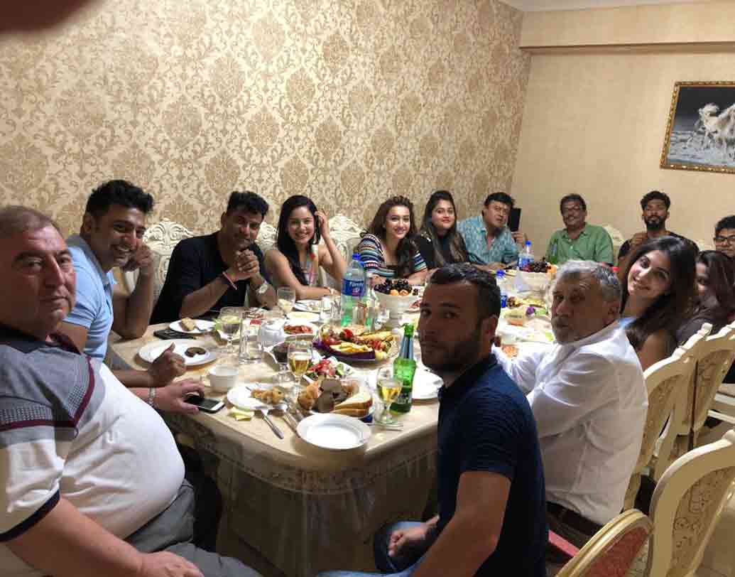 ছবির সিংহভাগ শুটিং হয়েছে উজবেকিস্তানে। অনিকেত বছর দেড়েক আগে গিয়েছিলেন মধ্য এশিয়ার এই দেশে। সেখানেই ভারত থেকে আসা একদল দম্পতির হইহুল্লোড় দেখে ছবির গল্প মাথায় আসে। তবে গল্পের নানা বাঁক আছে।