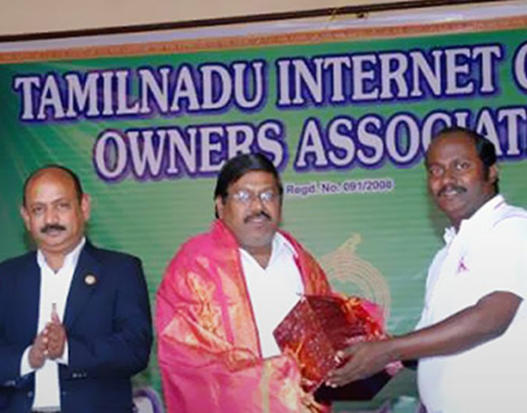 ভি এন পার্থিবানের ঝুলিতে আছে দশটি মাস্টার অব আর্টস ডিগ্রি (এমএ), আটটি মাস্টার অব কমার্স ডিগ্রি (এম কম), তিনটি মাস্টার অব সায়েন্স ডিগ্রি (এমএসসি), ১২ টি রিসার্চ ডিগ্রি (এম ফিল), ন’টি মাস্টার অব বিজনেস অ্যাডমিনিস্ট্রেশন ডিগ্রি (এমবিএ), আটটি মাস্টার অব ল ডিগ্রি।