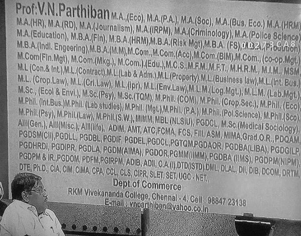ভি এন পার্থিবানের নেশা একের পর এক ডিগ্রি অর্জন করা। আর পেশা অধ্যাপনা। চেন্নাইয়ের বিভিন্ন কলেজে তিনি ১০০-র বেশি বিষয়ে ছাত্রছাত্রীদের পড়ান। পার্থিবানের ভিজিটিং কার্ডটির চেহারাই দাঁড়িয়েছে একটি ছোটখাটো বইয়ের মতো।