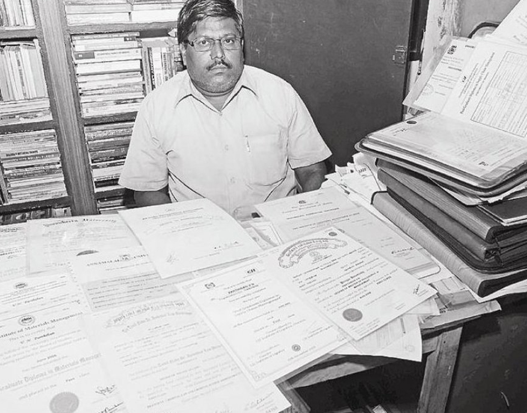 চেন্নাইয়ের অত্যন্ত গরীব পরিবারে বড় হন পার্থিবান। তাঁদের পরিবারে পড়াশোনা বিষয়টাই ছিল বিলাসিতা। অনেক কষ্টে জোগাড় করেছিলেন প্রথম ডিগ্রি। সেই জেদ থেকেই ডিগ্রি অভিযানে নামেন তিনি। শেষ ৩৫ বছরে একটিও রবিবার ছুটি কাটাননি এই অধ্যাপক। রবিবারগুলোকে তিনি কাজে লাগান প্রস্তুতি এবং পরীক্ষা দেওয়ার কাজে।