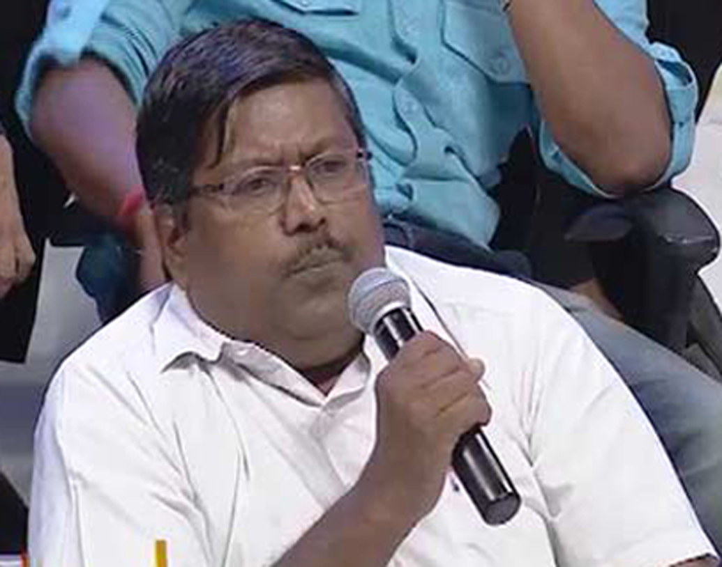 এক ছেলে, এক মেয়ে। তাঁরা ইঞ্জিনিয়ারিং পড়া শেষ করে এমবিএম করে ফেলেছেন। তবু থামানো যাচ্ছে না পার্থিবানকে। এখনও নতুন নতুন ডিগ্রির জন্য আবেদন করে চলেছেন তিনি। জারি আছে পড়াশোনাও।