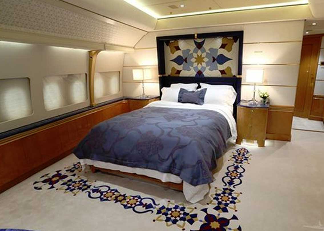 কম যাত্রী সংখ্যার পরিবর্তে বিমানের মধ্যেই অত্যাধুনিক সুযোগ-সুবিধা পেয়ে যাবেন। বিমানে রয়েছে একটি ডবল বেডরুম, একটি লিভিং রুম, মিটিং রুম। এ ছাড়াও রয়েছে ১০টি টয়লেট।