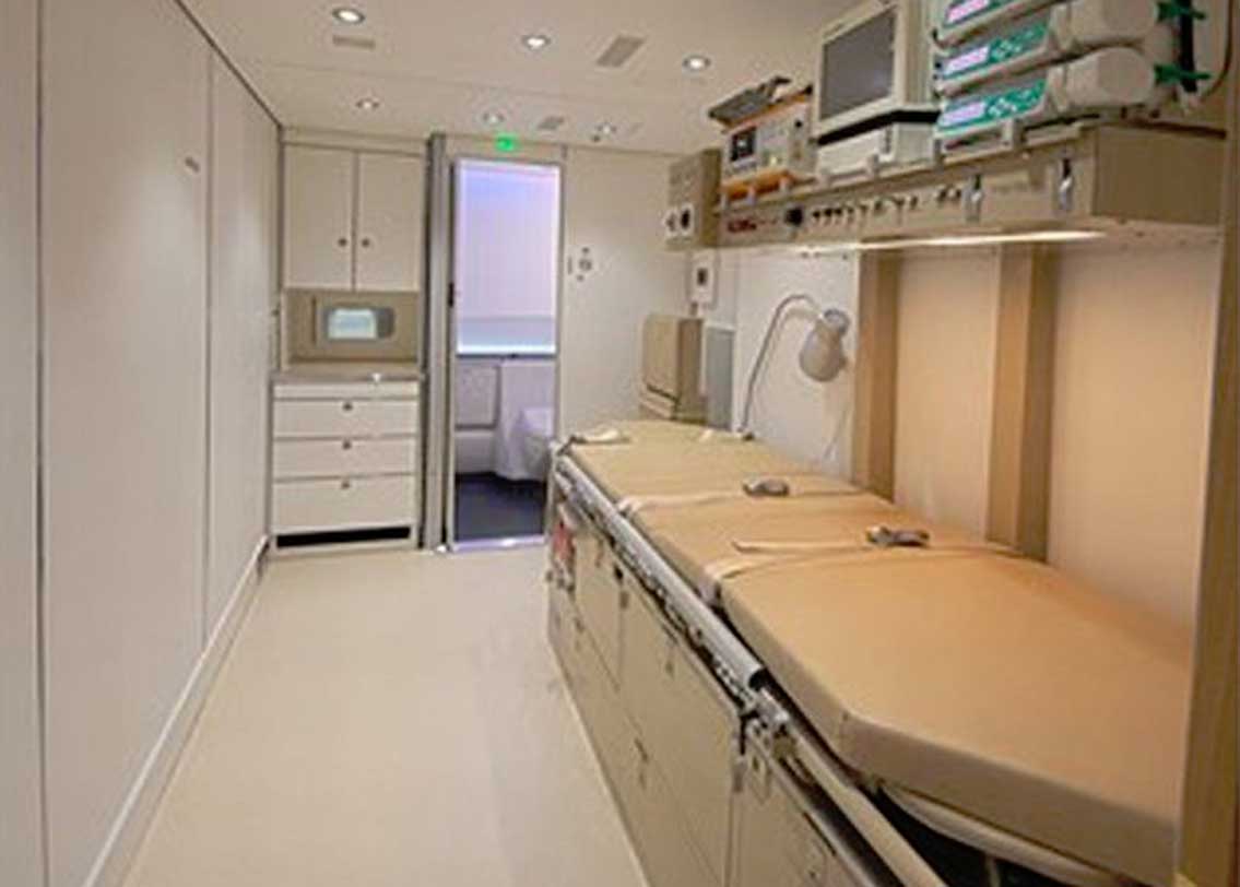 কোনও যাত্রী অসুস্থ হয়ে পড়লে বিমানের মধ্যেই তৎক্ষণাৎ তাঁর চিকিৎসা শুরু করা যাবে। কারণ, নিজস্ব একটি ছোট হাসপাতালও রয়েছে বিমানের মধ্যেই!