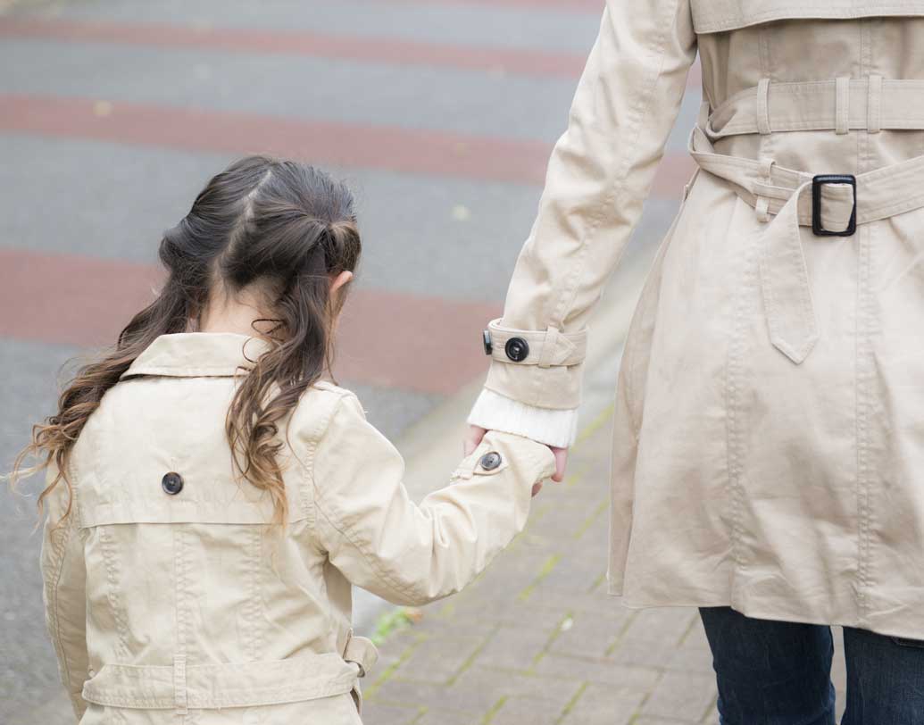সন্তানকে সঙ্গ দেওয়া বলতে আপনি কি কেবল তাকে বাইরে ঘুরতে নিয়ে যাওয়াই বোঝেন? ঘন ঘন বাইরে ঘোরা ও খাওয়াদাওয়া সন্তানের শরীরকে অসুস্থ করে। তার চেয়ে বাইরে বেরনো কমিয়ে তার সঙ্গে বাড়িতেই কাটাতে পারেন নিজস্ব সময়। সন্তানের পছন্দসই রান্না বাড়িতেই করে চমকে দিতেই পারেন তাকে। এতে সে মানসিক আরামও পাবে। ছবি: শাটারস্টক।