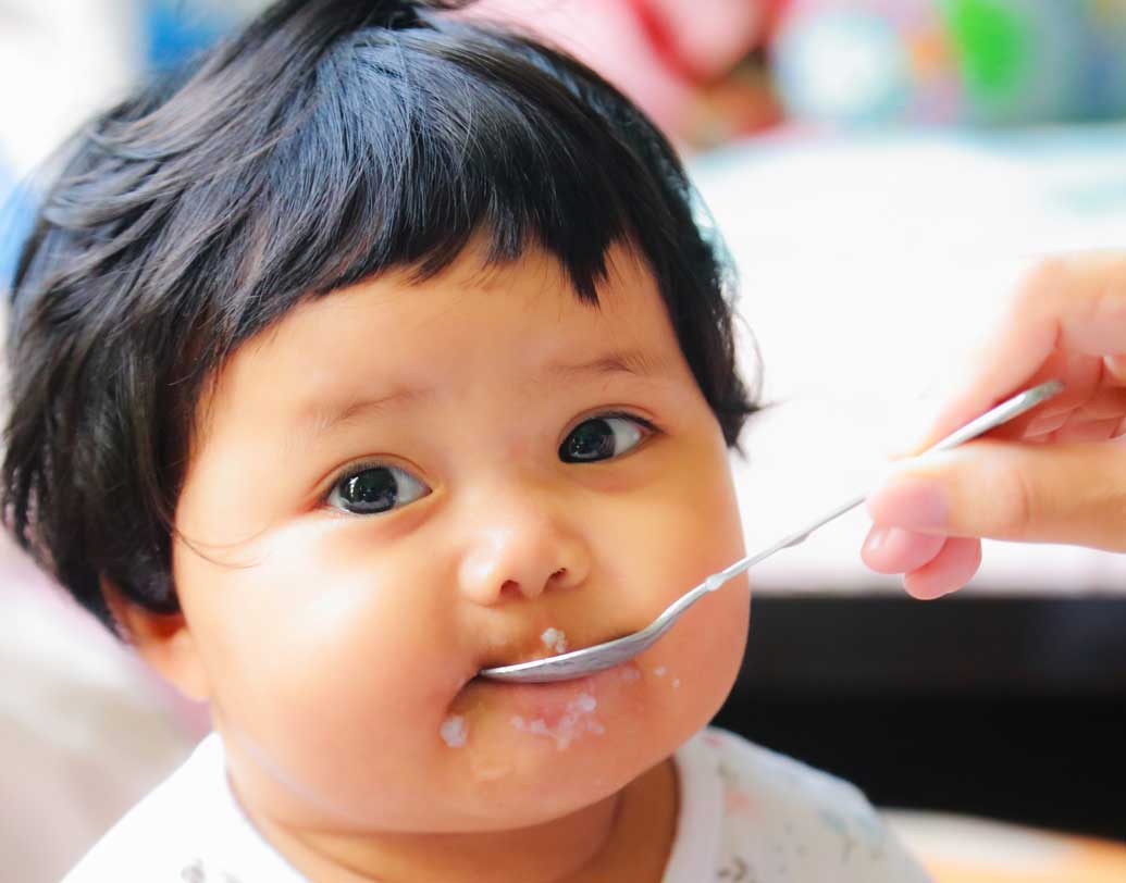 সন্তান পেট ভরে খেলেও মায়েরা চিন্তায় থাকেন, হয়তো ঠিকঠাক পেট ভরল না! এই ধারণা থেকে অনেকেই শিশুকে বেশি করে খাওয়ান। চিকিৎসকরা এই বিষয়কে একেবারেই সমর্থন করেন না। বরং তাঁদের মতে, সঠিক পুষ্টি পেল কি না সেটাই আসল। সন্তানের শরীরের প্রয়োজন এক এক দিন এক এক রকম থাকে। সেই অনুযায়ী সে খাবার খায়। ছবি: শাটারস্টক।