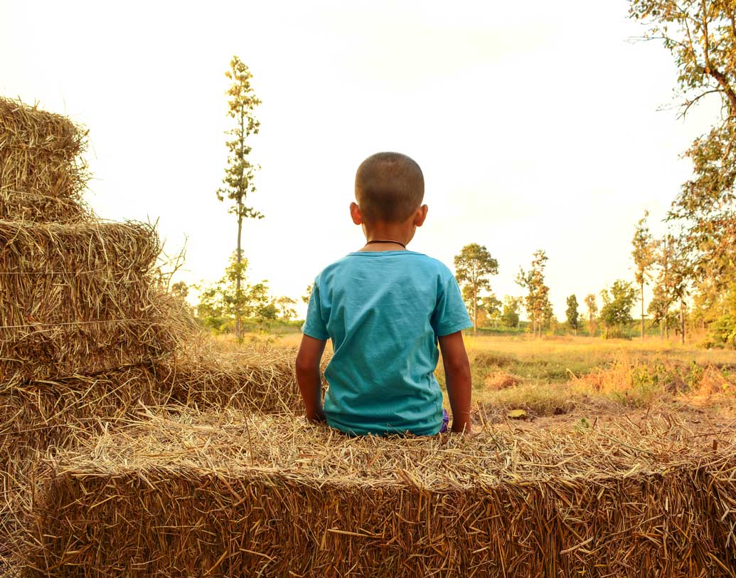দৌড়ঝাঁপ করে খেলা শরীরের জন্য ভাল। তাই কি তাকে বাইরে গিয়ে খেলতে জোর করেন? অনেক শিশুই তার বয়সোচিত সঙ্গী পায় না, কেউ বা খেলার চেয়ে বাড়িতে বসে কোনও পছন্দের কাজ করতে ভালবাসে। হতে পারে তা কোনও সৃজনশীল কাজ। সন্তানের যা পছন্দ হয়, তাকে সেটাই করতে দিন। জোর করা সন্তানের শরীর ও মনের জন্য ভাল নয়। ছবি: শাটারস্টক।