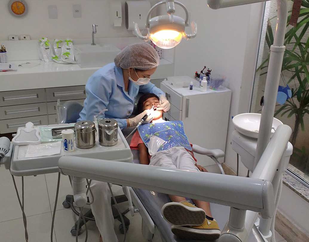 শিশু মানেই চকোলেট, কেক, পুডিং, মিষ্টির ছড়াছড়ি। আপনার শিশু এ সব খাওয়ার পর প্রতি বার ভাল করে মুখ ধোয়ান তো? চিকিৎসকদের মত মেনে তাকে প্রতি মাসে এক বার করে দাঁতের চিকিৎসকের কাছে নিয়ে যান কি? দাঁত ভাল থাকলেও এই রুটিন চেক আপ কিন্তু খুব জরুরি। ছবি: পিক্সঅ্যাবে।