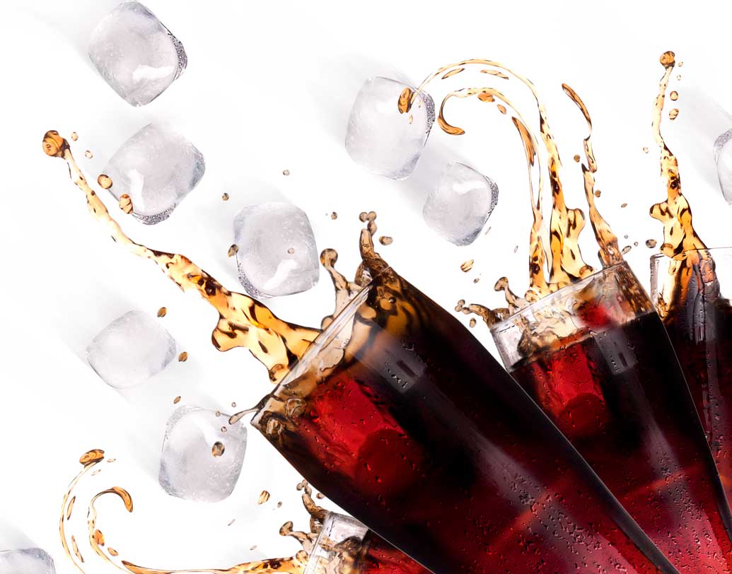 সন্তানের তেষ্টা পেয়েছে বুঝলেই তাকে দেন ঠান্ডা পানীয়ের বোতল! খুব সাবধান তা হলে। এই ধরনের পানীয় আপনাদের দু’জনের জন্যই অপকারী। এটি সংরক্ষণের জন্য ব্যবহৃত কেমিক্যাল, অ্যাডেড সুগার এ সব য‌ে কারও শরীরের পক্ষে ক্ষতিকর। ওবেসিটি থেকে খাদ্যে বিষক্রিয়া— সবই সম্ভব বাজারচলতি ঠান্ডা পানীয় থেকে। ছবি: শাটারস্টক।