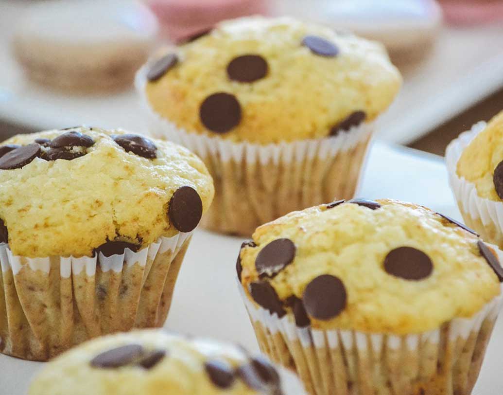 প্রতি দিনের তাড়াহুড়ো সামলাতে শিশুর ব্রেকফাস্টের দিকে নজর দিচ্ছেন তো? যা হোক স্ন্যাক্স বা কিনে আনা খাবার দিয়েই কি সে সকালে পেট ভরায়? তা হলে আজই সাবধান হোন। সকালের খাবার থেকে শিশু তার প্রয়োজনীয় পুষ্টি ও স্বাস্থ্যগুণ পাচ্ছে কি না তা নজরে রাখুন। দরকারে অন্য কাজ কমিয়ে এ দিকে সময় দিন বেশি। ছবি: পিক্সঅ্যাবে।