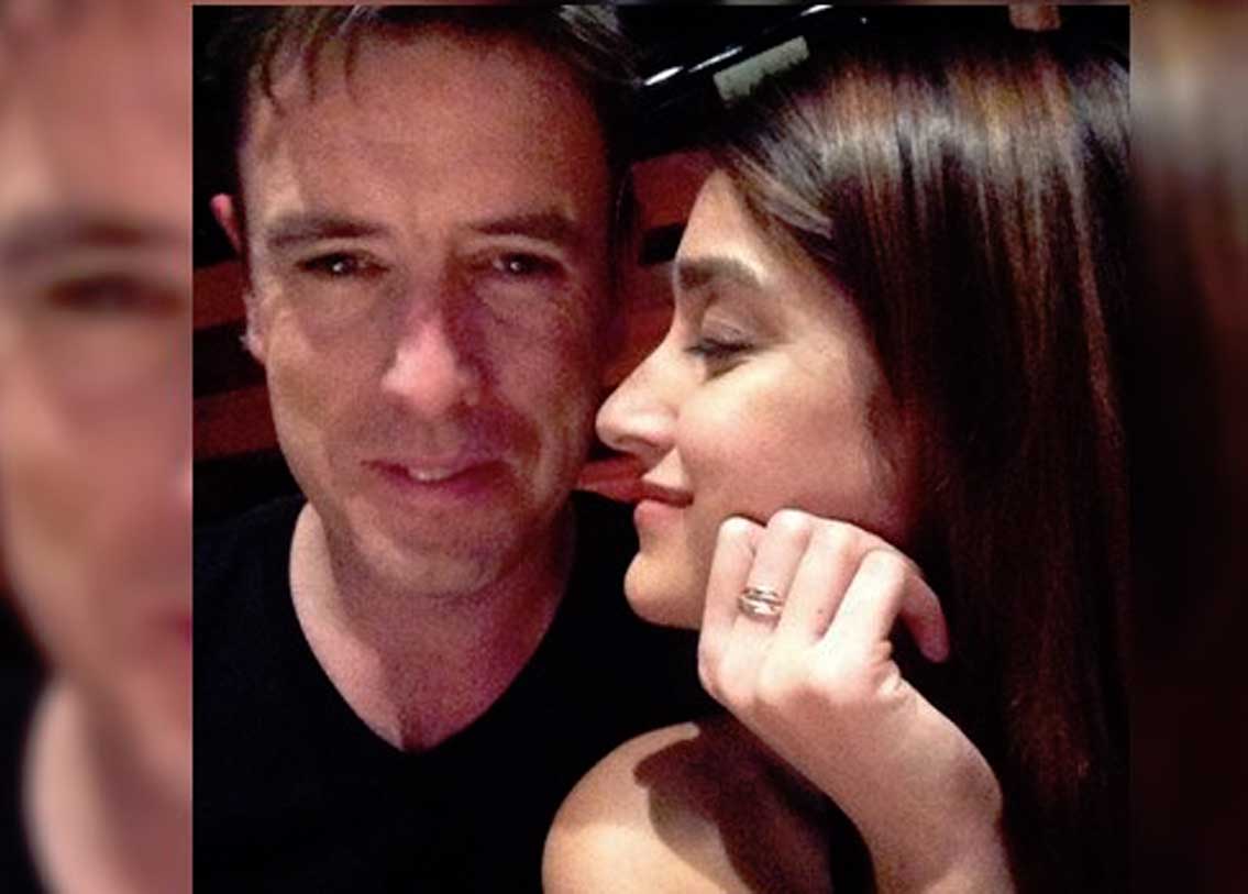 ইলিয়েনা ডি’ক্রুজ এমন একজনকে ‘নজরবন্দি’ করেছেন, যিনি আদপে বিশ্বকে লেন্সবন্দি করতে ভালবাসেন। অ্যান্ড্রু নিবোন আমেরিকার একজন ফটোগ্রাফার। ইলিয়ানা ব্যক্তিগত জীবনকে একেবারে ব্যক্তিগত রাখতেই ভালবাসেন। ২০১৭ সালের ক্রিসমাসে ইলিয়ানা নিজের একটি ছবি শেয়ার করে ক্যাপশনে লেখেন ‘ফটো বাই হাবি’। এর পরই অ্যান্ড্রুর কথা সামনে আসে।